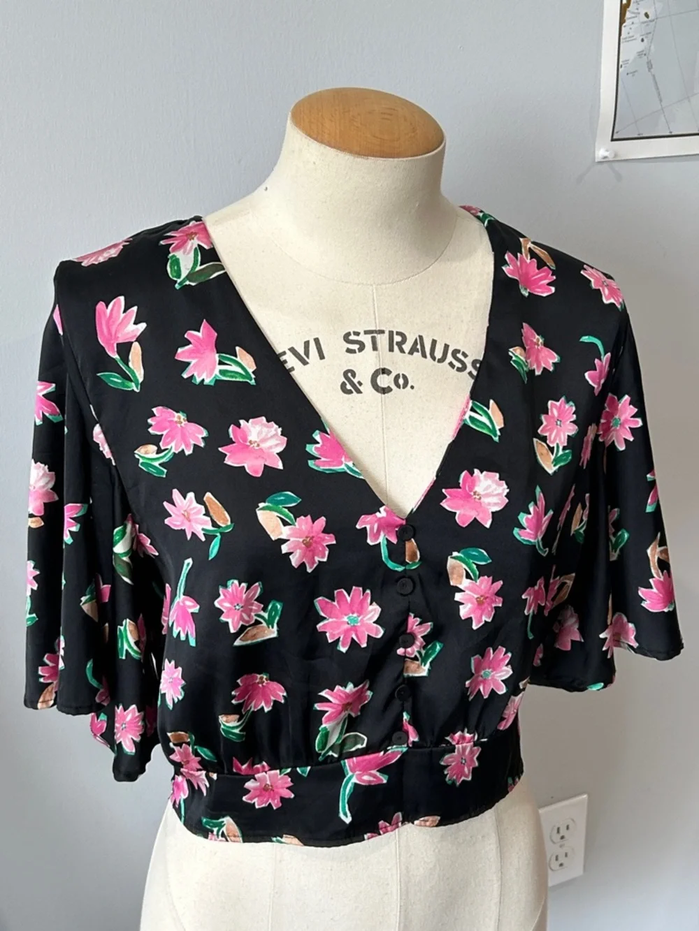 Zara‎ Black Cropped V-Neck Top with Pink Floral Print - Picture 3 of 5